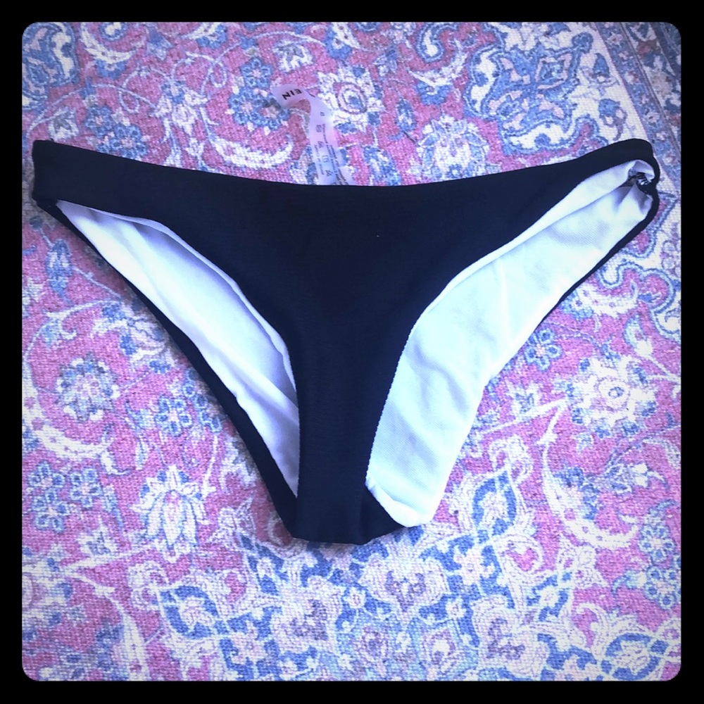 Black low rise bikini bottoms 🖤